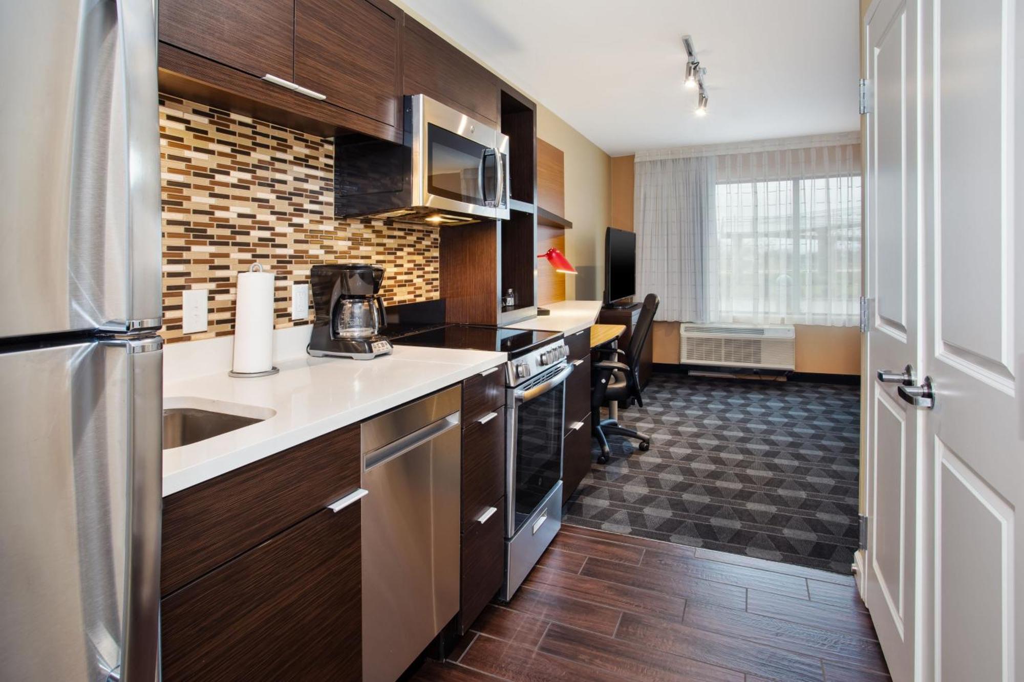 Towneplace Suites By Marriott Detroit Белвил Екстериор снимка