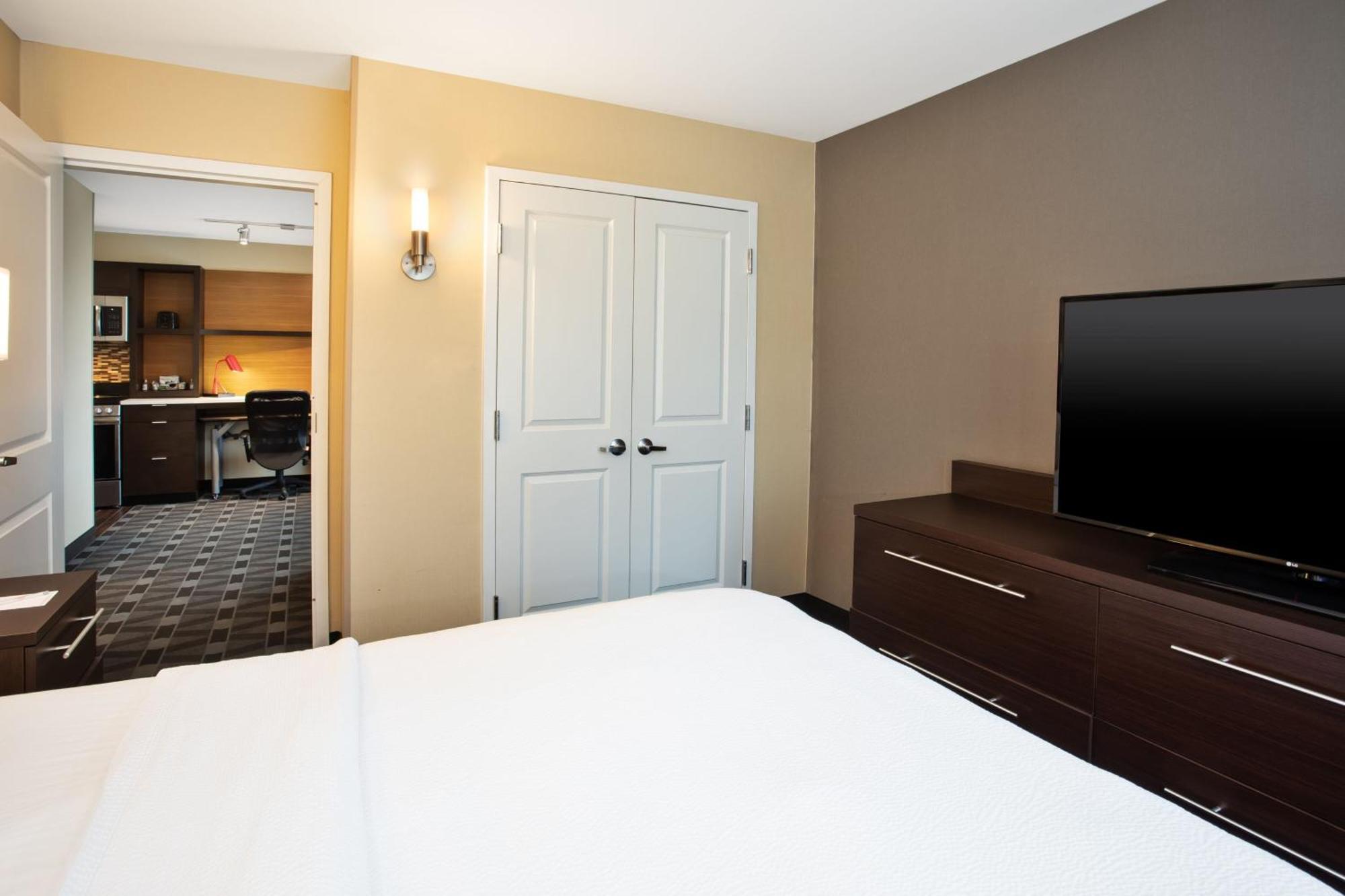 Towneplace Suites By Marriott Detroit Белвил Екстериор снимка