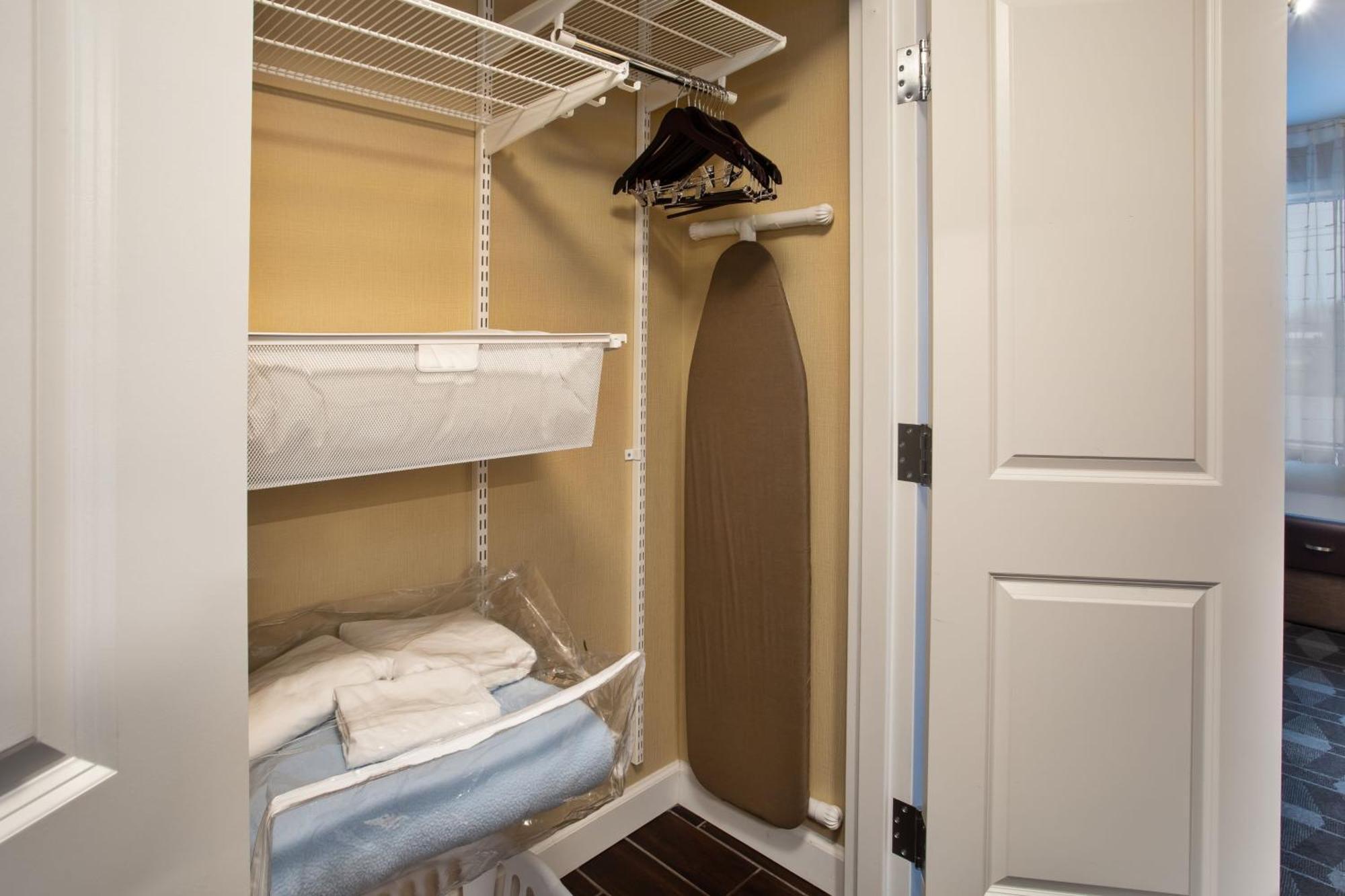 Towneplace Suites By Marriott Detroit Белвил Екстериор снимка