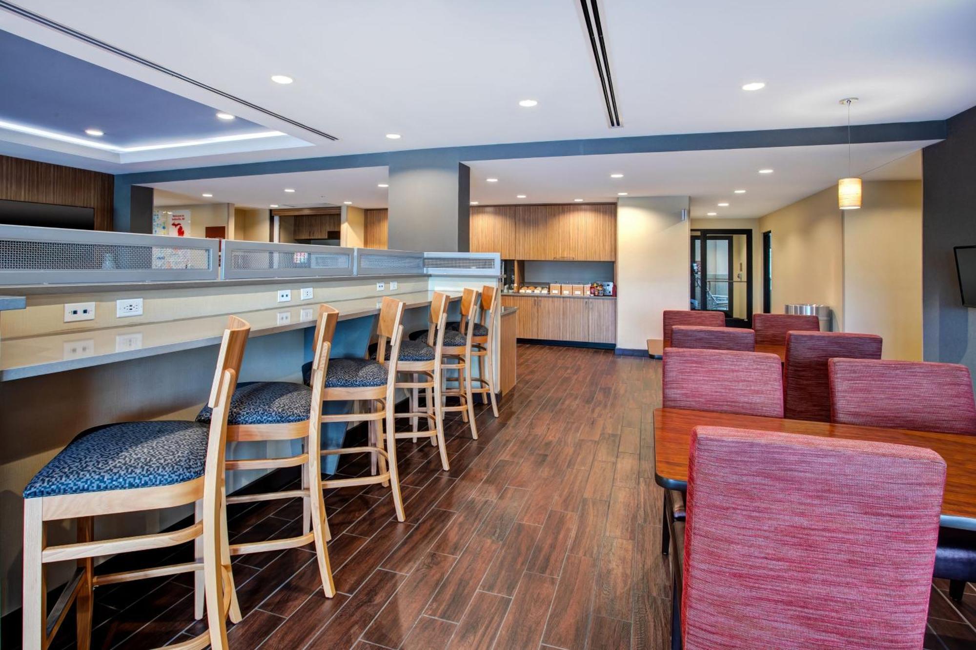 Towneplace Suites By Marriott Detroit Белвил Екстериор снимка